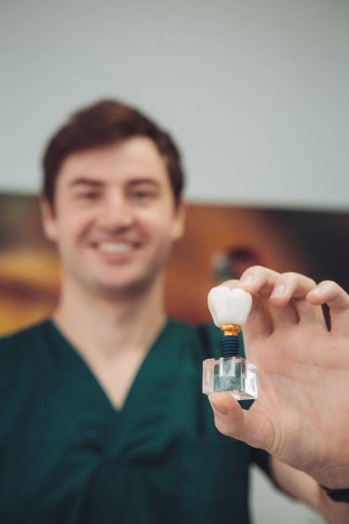 Implantul dentar